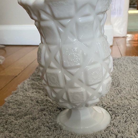 Westmoreland milk glass small vase. Old quilt pattern. Stamped. - Picture 7 of 7